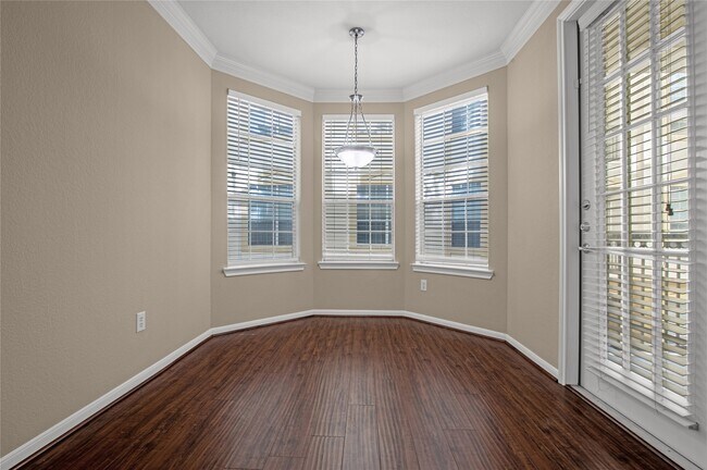 Building Photo - 7575 Kirby Dr