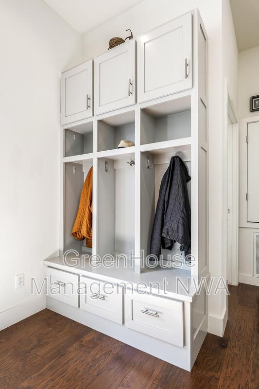 Building Photo - 636 SW B St