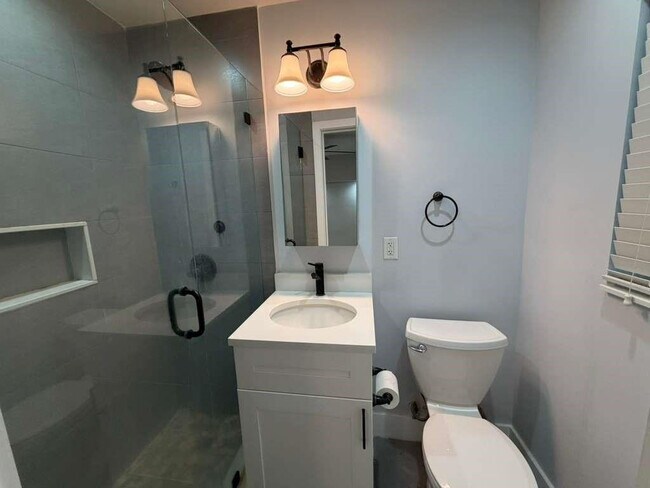 Building Photo - 820 N Victoria Park Rd