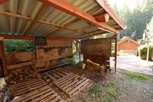 Building Photo - Spacious Custom Home, Most Utilities Included!