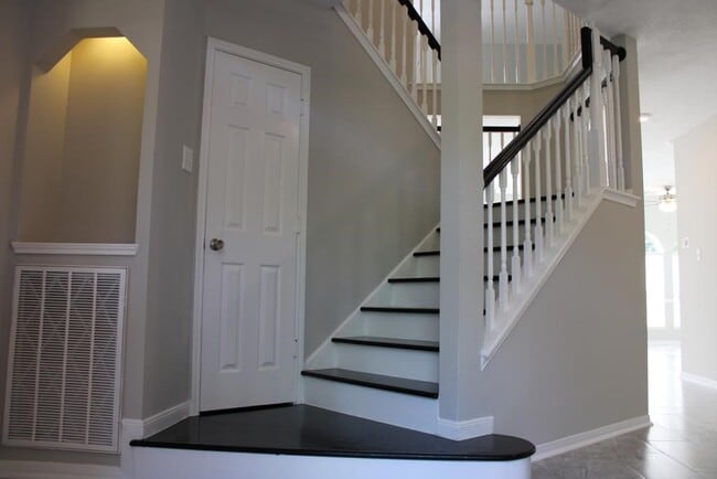 Building Photo - 2411 Rose Hollow Dr