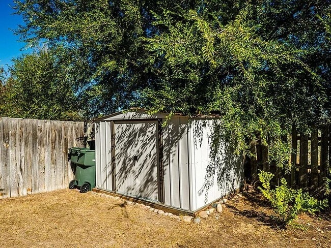 Building Photo - 4 bedroom rental in great neighborhood