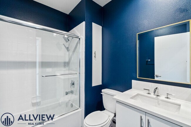 Building Photo - Beautiful three story live/work townhome i...