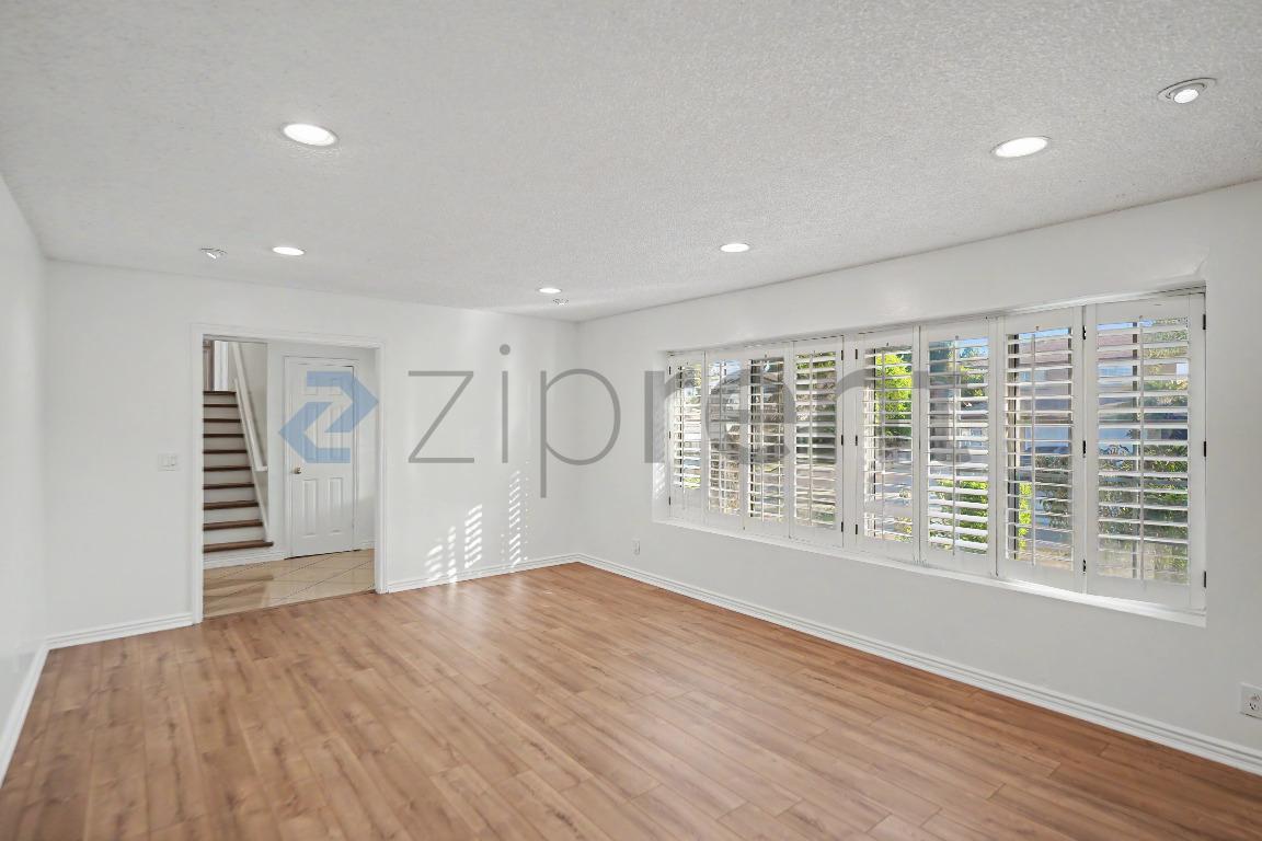 Building Photo - Unit