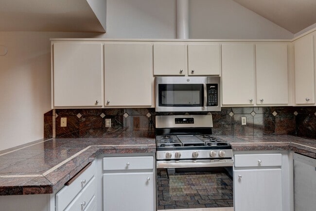 Building Photo - 3 Bedroom, 2 Bath Spacious Townhome with F...