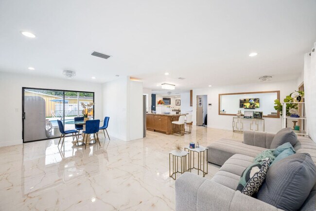 Building Photo - 8444 Sheraton Dr