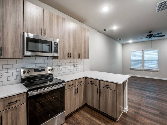 Building Photo - 1127 Eloise Dr