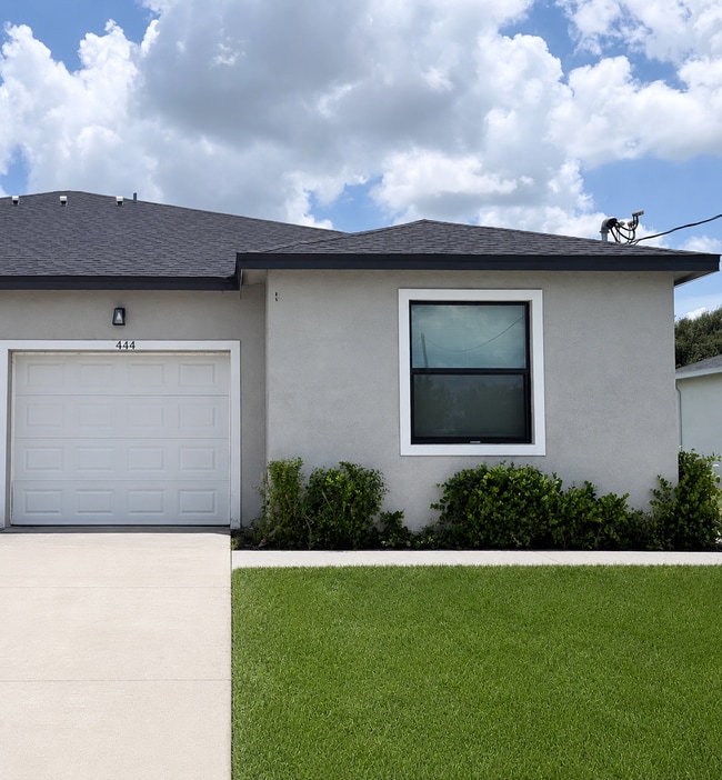 Building Photo - $200 off 2nd months rent! Like New 2 Bedroom 2 Bath w/ den and garage!