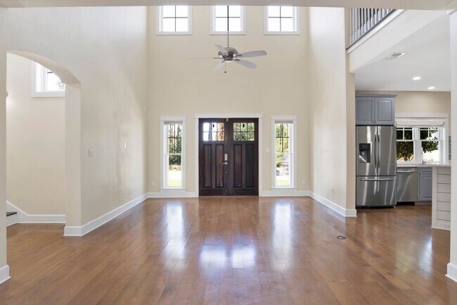 Building Photo - Sprawling Pensacola home close to NAS Pens...