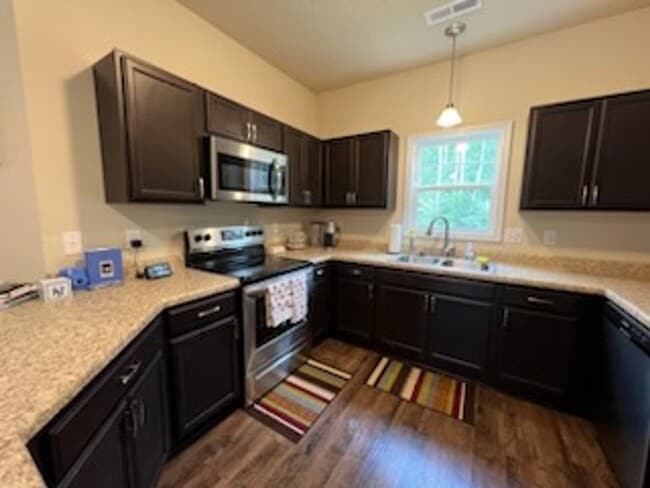 Building Photo - 3 bedroom 2 bathroom townhome in quiet neighborhood