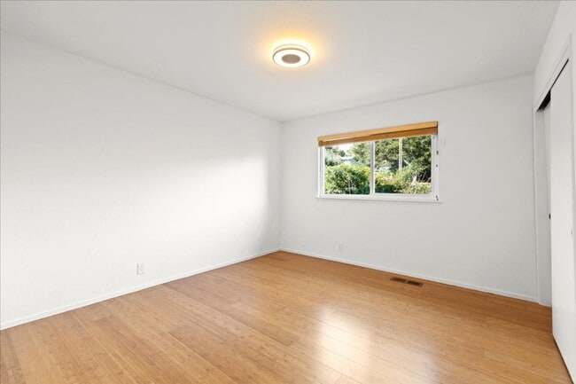 Building Photo - Beautiful remodeled 3 Bed 2 Bath home in Los Altos Hills
