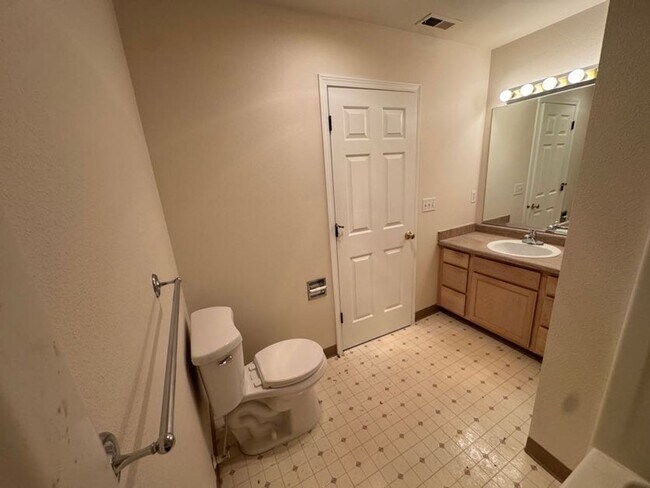 Building Photo - Stunning 2 Bed, 2.5 Bath Townhouse — Fully Renovated!