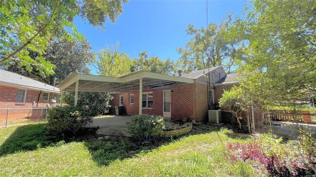 Building Photo - 804 Hillman St