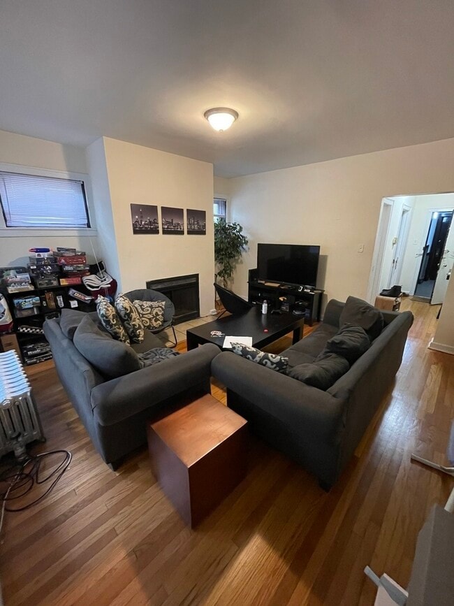 Building Photo - 641 W Roscoe St