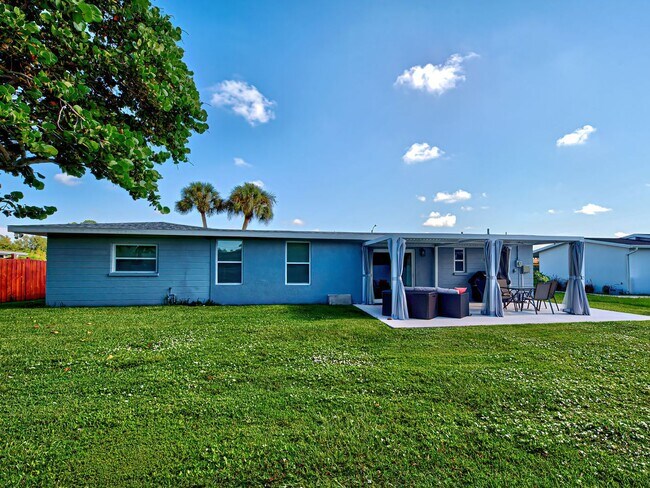 Building Photo - Seasonal Rental Near Venice – Pet-Friendly...