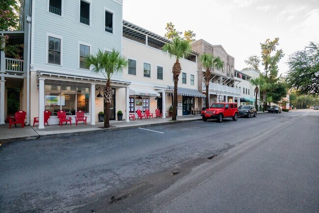 Building Photo - Second Floor, Studio Apartment in Old Town Bluffton!