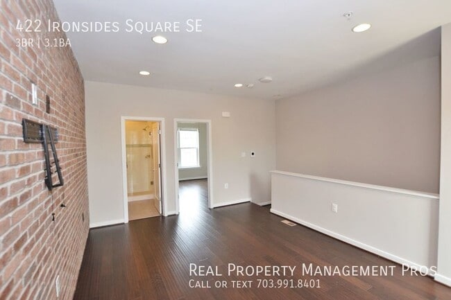 Building Photo - 422 Ironsides Square SE