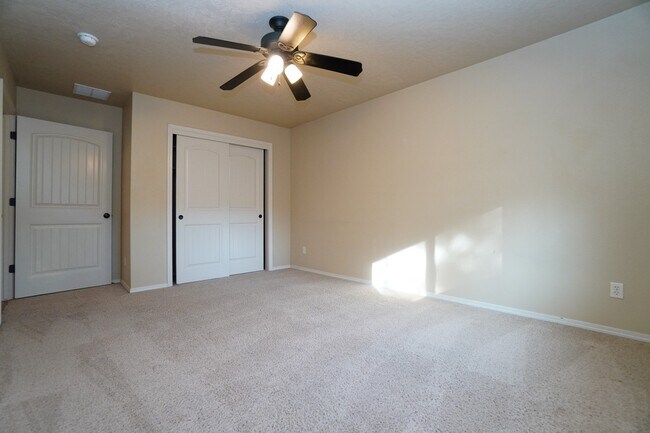 Building Photo - 2319 E Challis St