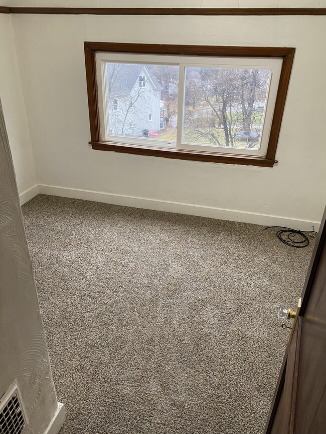 Lots of natural light in bedrooms - 3311 Lincoln Ave