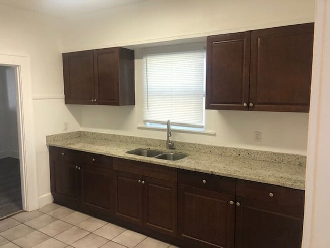 Building Photo - Lovely 3 bedroom 2 bathroom in St. Petersburg