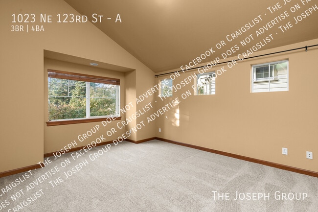 Building Photo - 1023 NE 123rd St