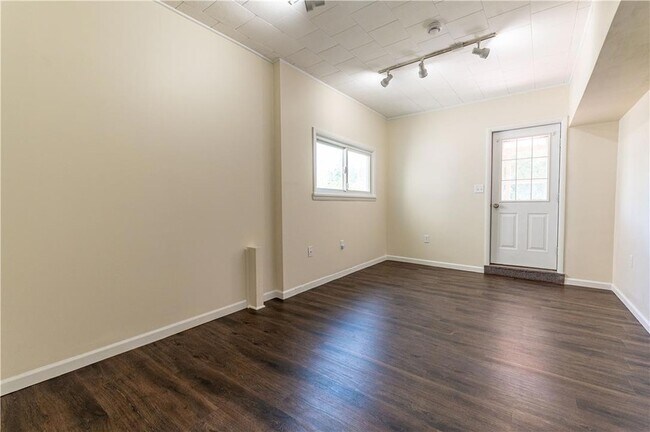 Building Photo - 6350 Robin Ln