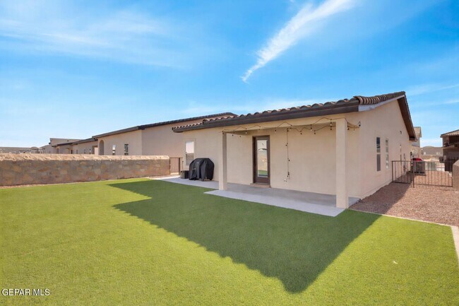 Building Photo - 13841 Paseo De La Luna Ave