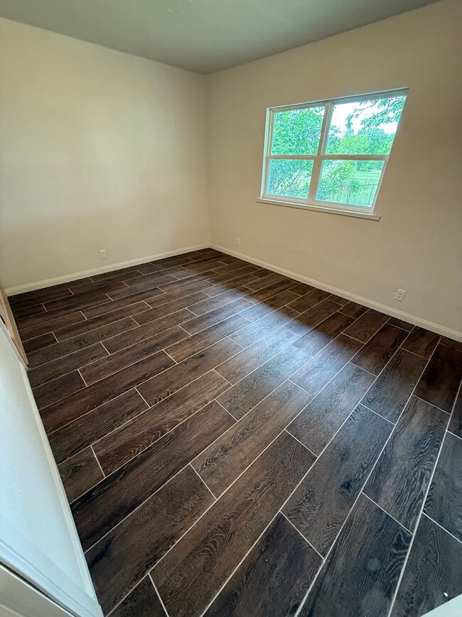Building Photo - 3 bed, 1 bath House.