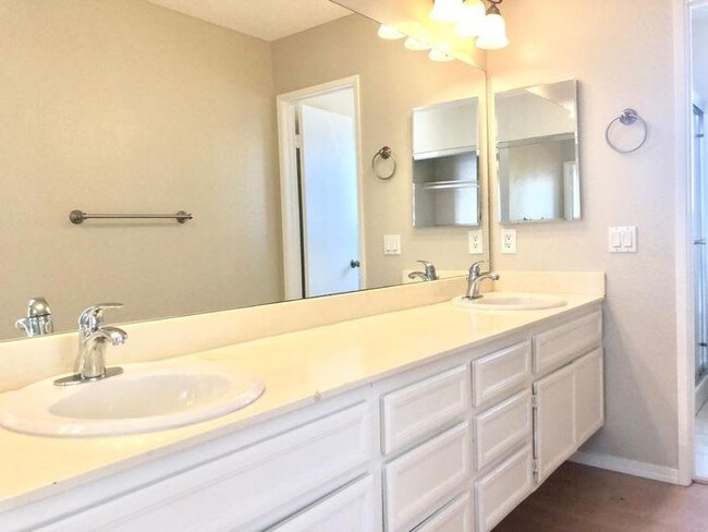 Building Photo - 2276 Manzana Way