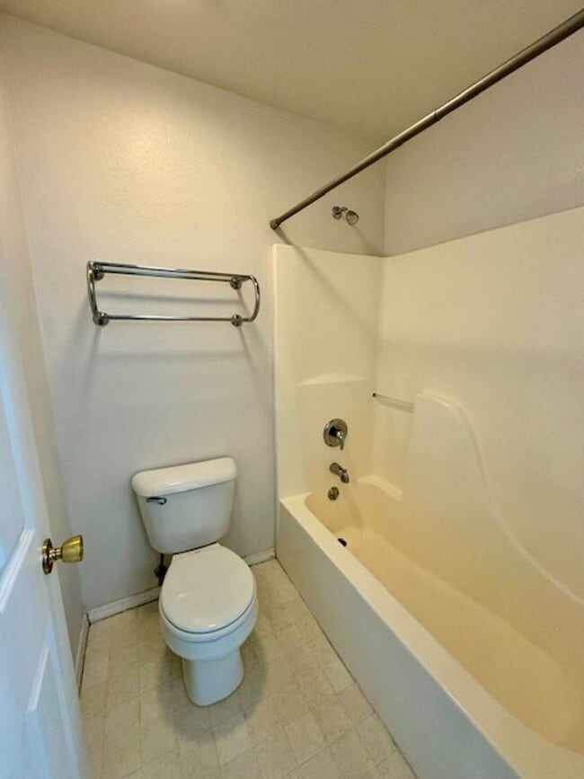 Building Photo - 3 Bedroom 2 Bath Centrally Located Condo