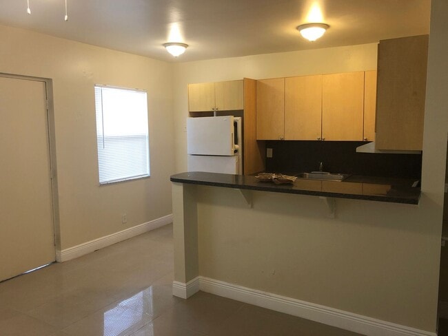 Building Photo - Nice 1-1 Condo Apartment with Central AC, Pool, & Laundry