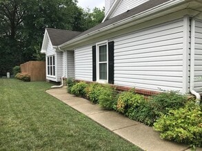 Building Photo - 2 Bedroom 2 Bath End Unit Townhome in Grafton