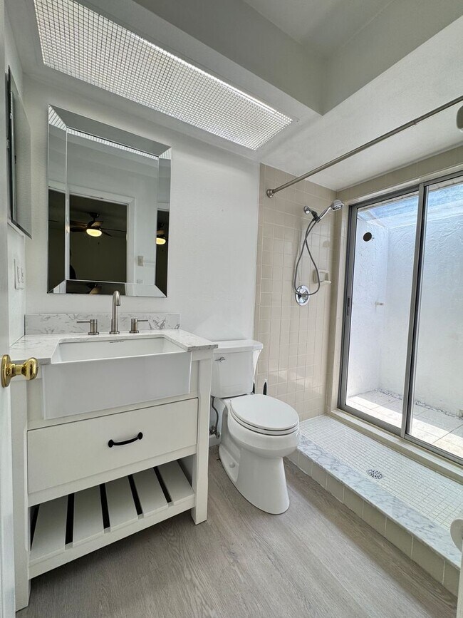 Building Photo - Annual unfurnished nicely renovated 2/2 villa near the Ringling Museum