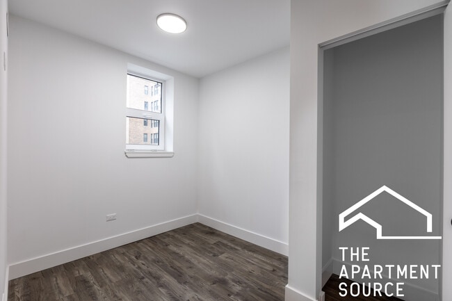 Building Photo - 941 W Carmen Ave