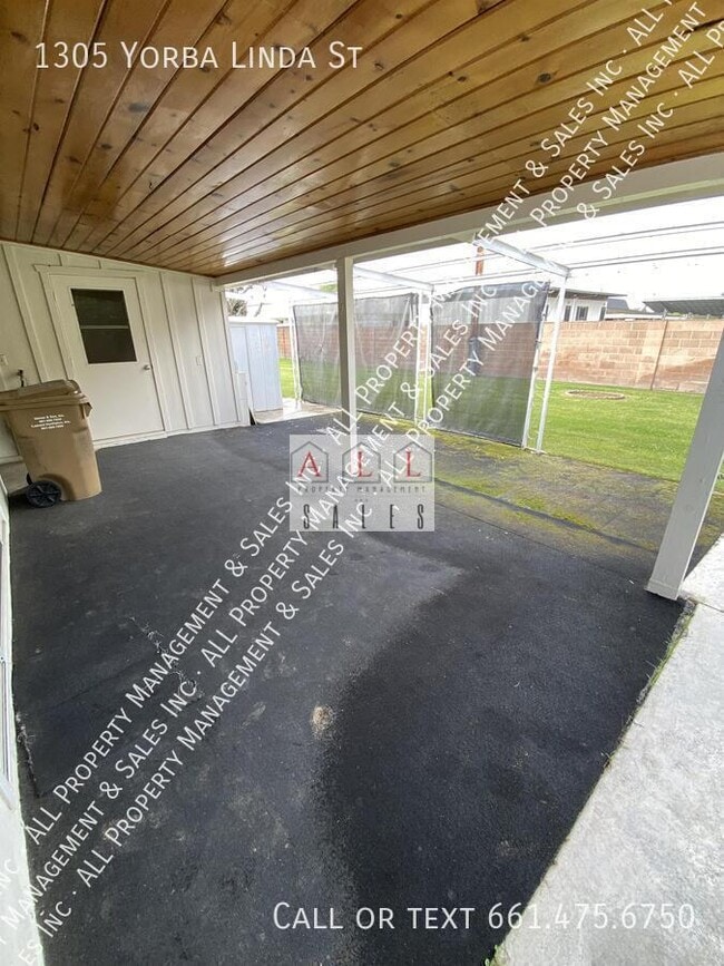 Building Photo - 1305 Yorba Linda St