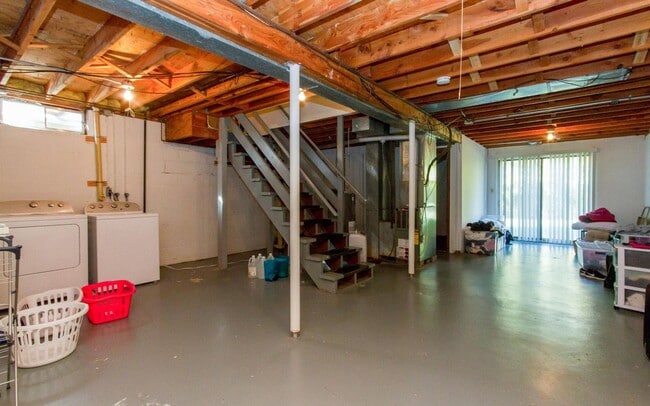 Building Photo - Clean three bedroom one bath duplex with walk out basement looking at trees, across from park