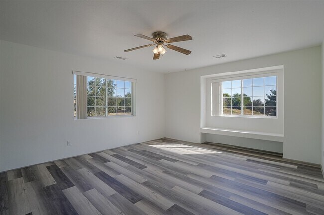 Building Photo - 3 bed 1 bath home in Prescott with utilities included