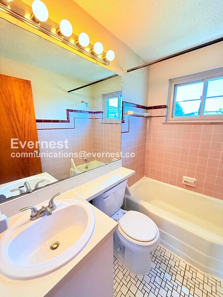 Building Photo - 1789 Kings Ct