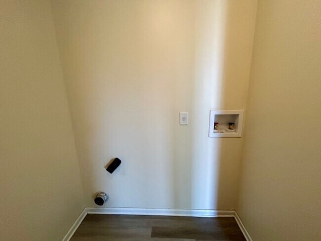 Building Photo - Beautiful 4 bedroom 2.5 bath 2 story home ...