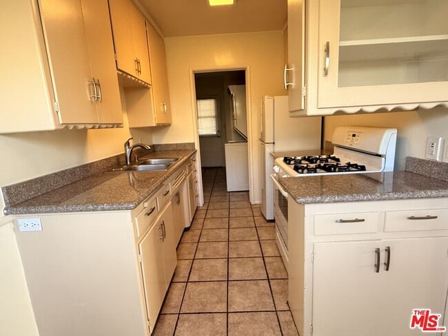 Building Photo - 3947 Prospect Ave