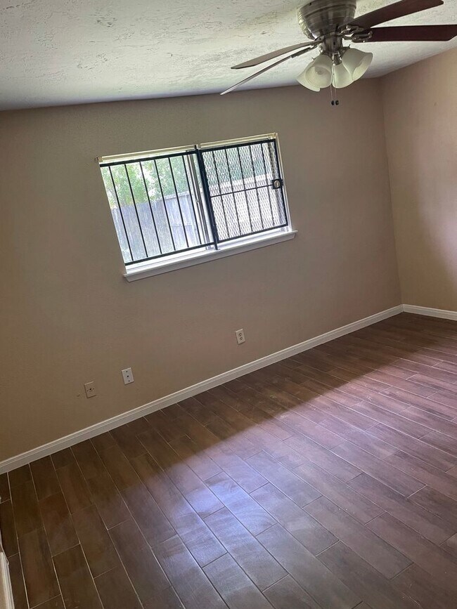 Building Photo - 3 bedroom / 2bath home in Southwest Houston.