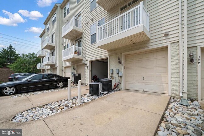 Building Photo - 2593 Eastbourne Dr