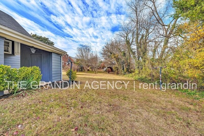 Building Photo - 3203 Roundhill Ave NW