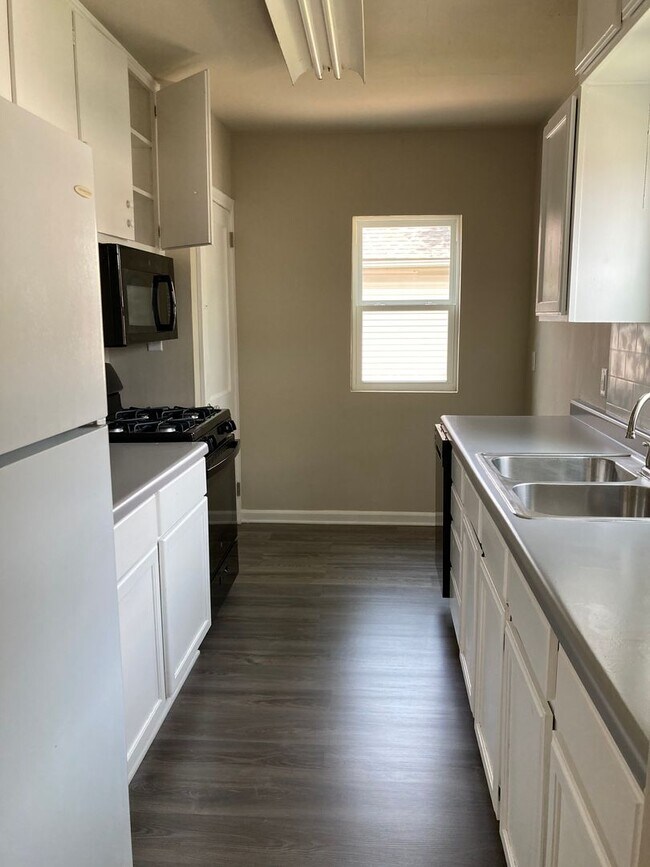 Building Photo - 3 Bedroom 2 Bathroom East Side Home