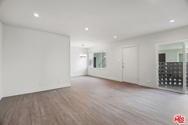 Building Photo - 1117 S Bronson Ave
