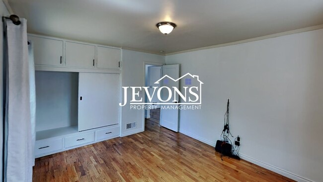 Building Photo - Charming 3-bedroom home with large fenced ...