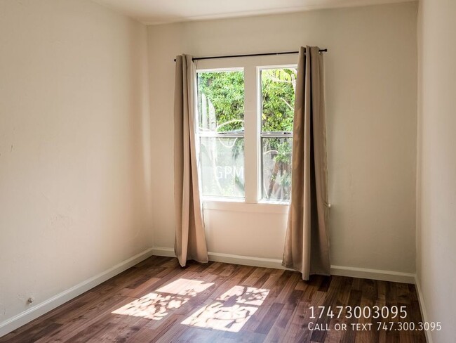 Building Photo - Charming 1-BR in Silverlake, w/ Parking!