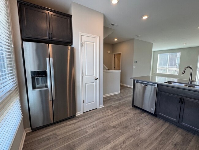 Building Photo - 2349 Parkside Dr