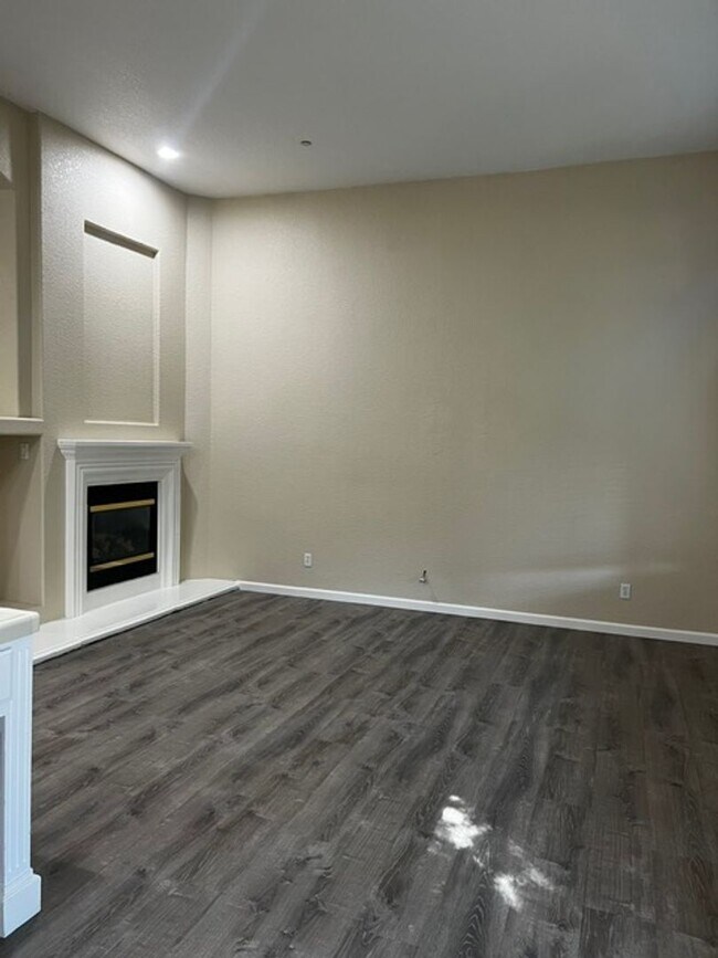 Building Photo - Desired Two Story 3 Bedroom 2.5 Bath Petal...