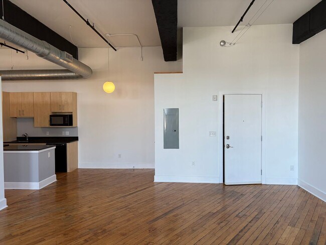 Building Photo - Sleek Manhattan Style Urban Condo Now Available in Byrne Lofts